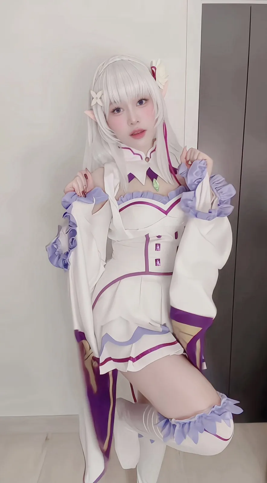Elisa en costume de personnage blanc et violet, perruque argentée