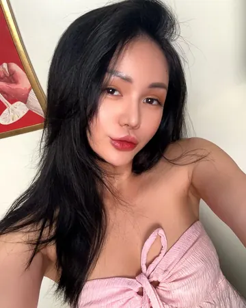 Mia im Selfie, lange schwarze Haare, rosa geknotetes Oberteil